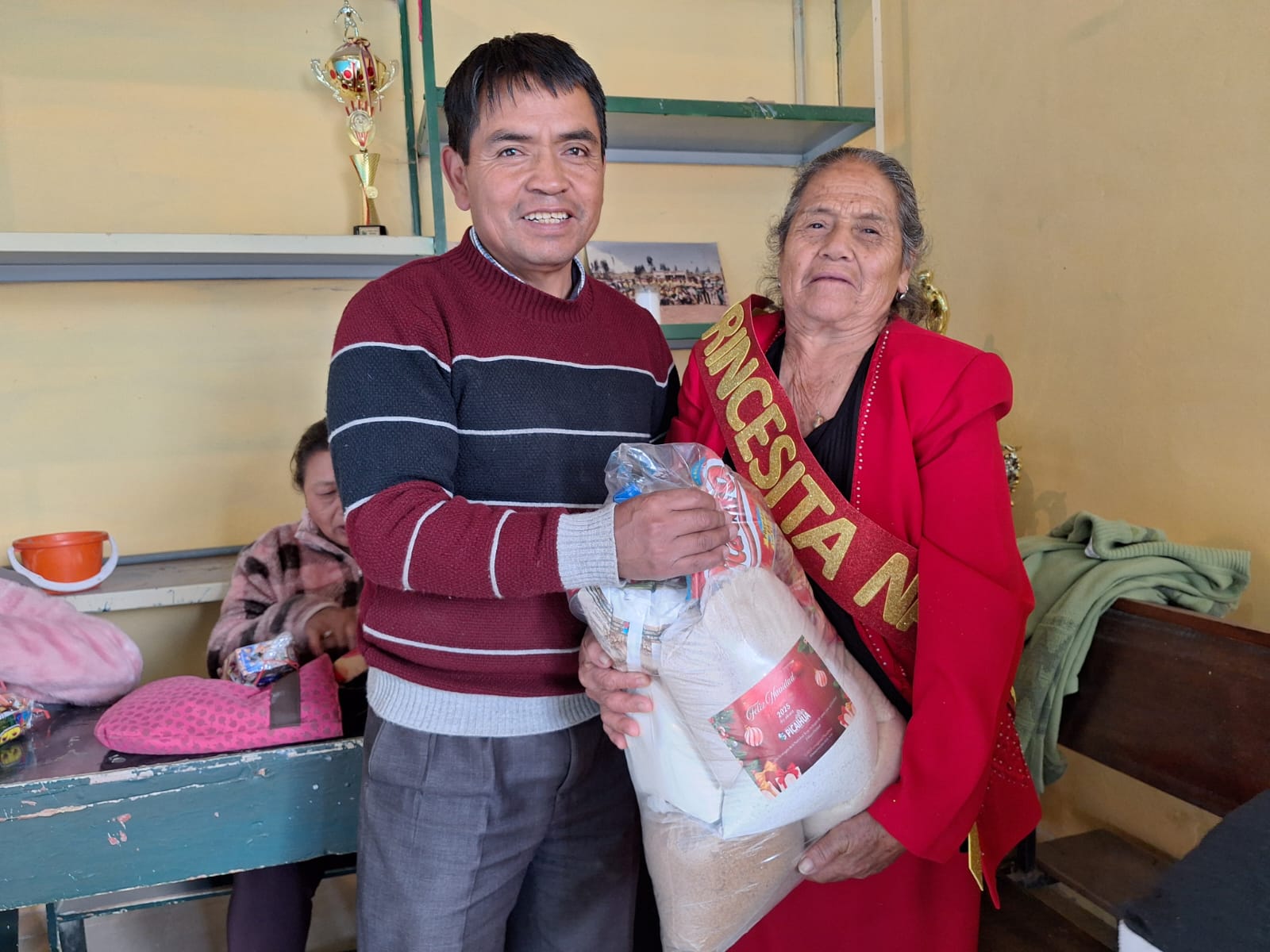 AGASAJO NAVIDEÑO A NUESTROS ADULTOS MAYORES EN SAN CAYETANO